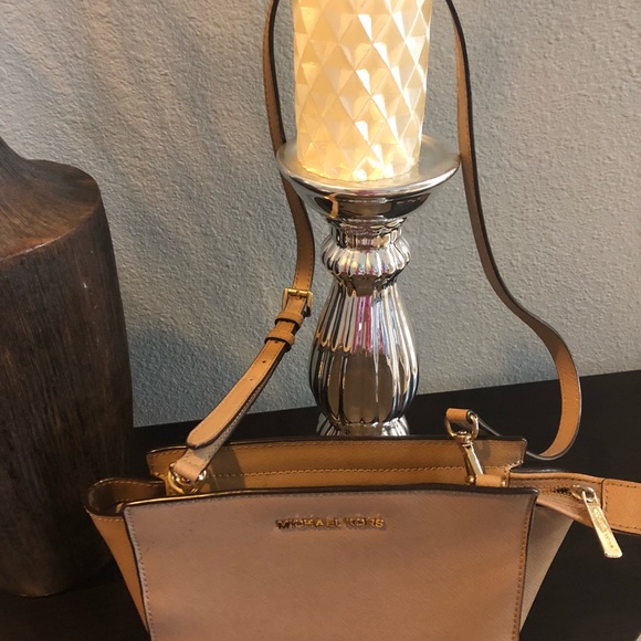 Reposhing Michael Kors bag - Picture 4 of 5